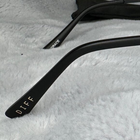 DIFF - Grace Matte Black + Grey Gradient Sharp Sunglasses - Picture 3 of 5